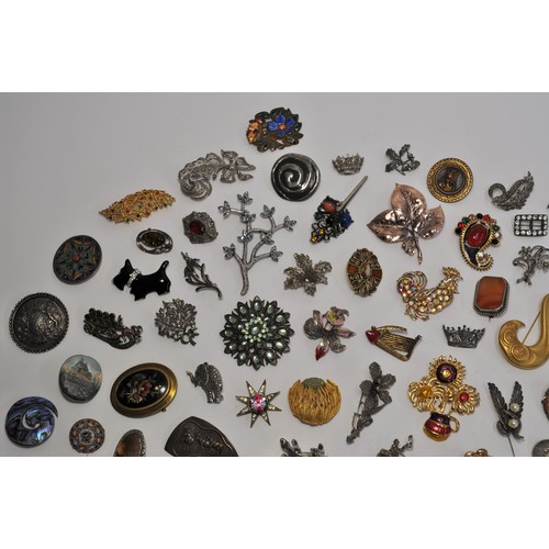 185 - A group of vintage and retro brooches of different shapes and designs, including a horse-drawn carri... 