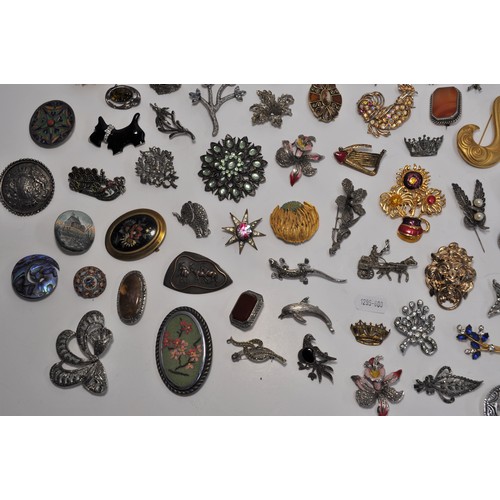 185 - A group of vintage and retro brooches of different shapes and designs, including a horse-drawn carri... 