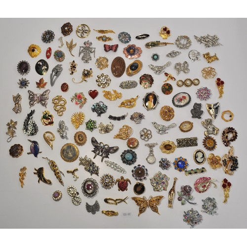 186 - A group of vintage and retro brooches of different shapes and designs to include, including colourfu... 