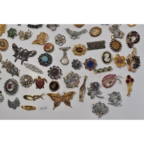 186 - A group of vintage and retro brooches of different shapes and designs to include, including colourfu... 