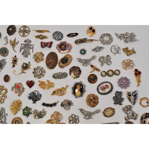 186 - A group of vintage and retro brooches of different shapes and designs to include, including colourfu... 