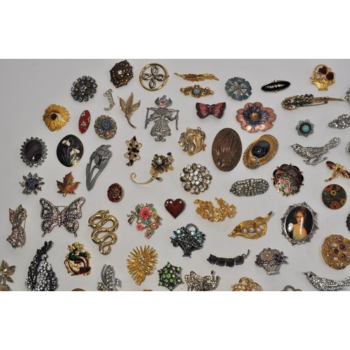 186 - A group of vintage and retro brooches of different shapes and designs to include, including colourfu... 