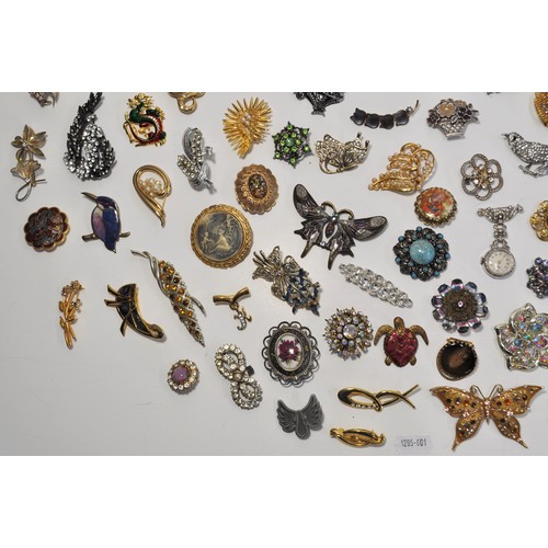 186 - A group of vintage and retro brooches of different shapes and designs to include, including colourfu... 