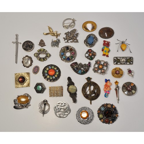 187 - A group of vintage and retro brooches, many in a Celtic and arts and crafts style, to include, brooc... 