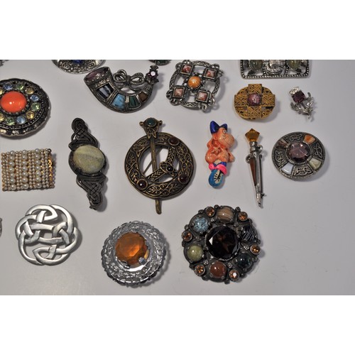 187 - A group of vintage and retro brooches, many in a Celtic and arts and crafts style, to include, brooc... 