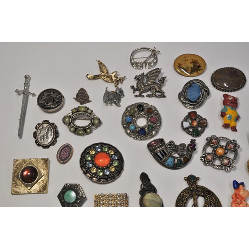 187 - A group of vintage and retro brooches, many in a Celtic and arts and crafts style, to include, brooc... 