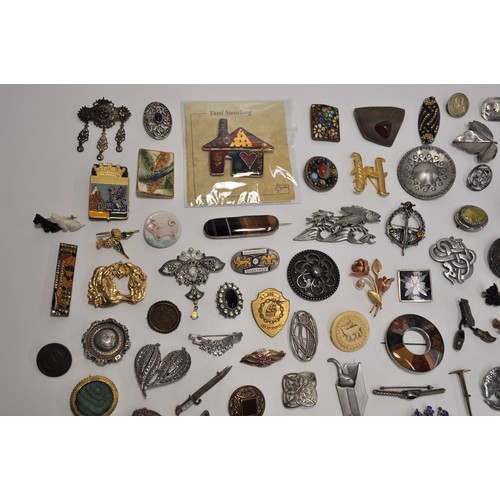 188 - A group of vintage and retro brooches of different shapes and designs to include, Herman Siershol br... 