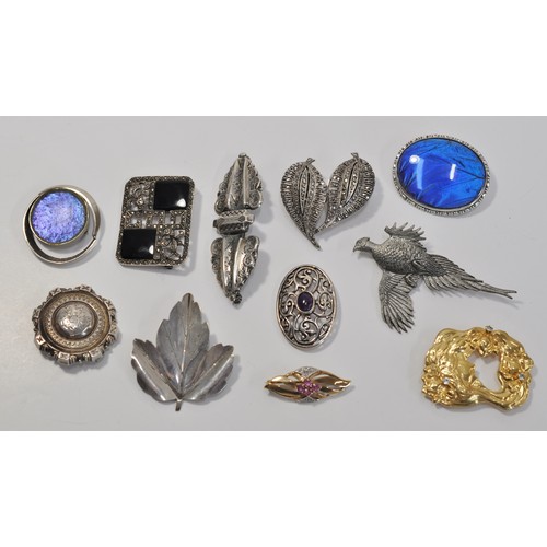 188 - A group of vintage and retro brooches of different shapes and designs to include, Herman Siershol br... 