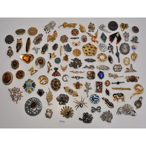 189 - A group of vintage and retro brooches of different shapes and designs to include a tiger's head broo... 