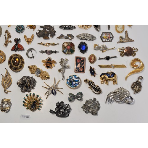 189 - A group of vintage and retro brooches of different shapes and designs to include a tiger's head broo... 