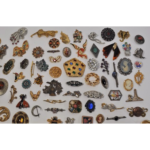 189 - A group of vintage and retro brooches of different shapes and designs to include a tiger's head broo... 