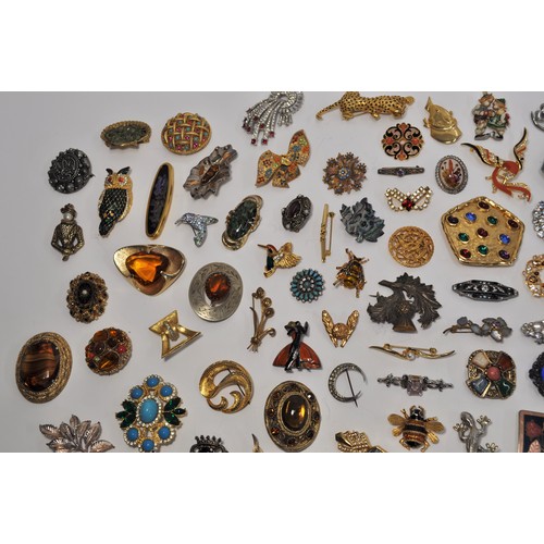 189 - A group of vintage and retro brooches of different shapes and designs to include a tiger's head broo... 