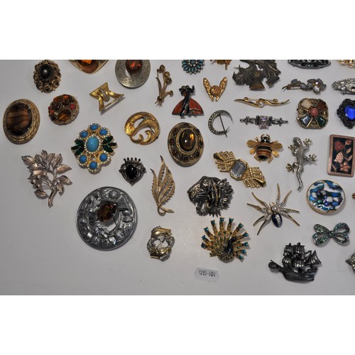 189 - A group of vintage and retro brooches of different shapes and designs to include a tiger's head broo... 