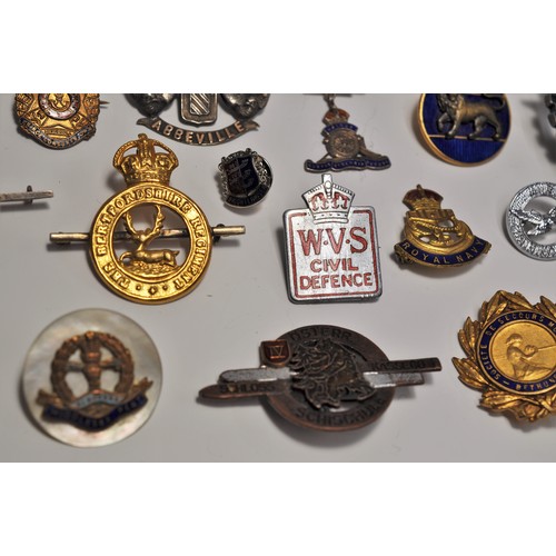 190 - A group of vintage and retro brooches of military style and themes to include, air training corps, r... 