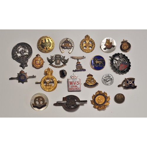 190 - A group of vintage and retro brooches of military style and themes to include, air training corps, r... 