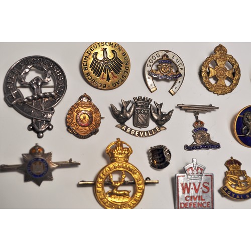 190 - A group of vintage and retro brooches of military style and themes to include, air training corps, r... 