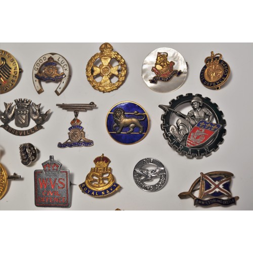 190 - A group of vintage and retro brooches of military style and themes to include, air training corps, r... 