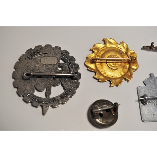 190 - A group of vintage and retro brooches of military style and themes to include, air training corps, r... 