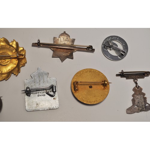 190 - A group of vintage and retro brooches of military style and themes to include, air training corps, r... 