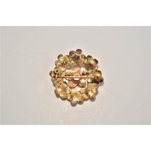 192 - 9ct gold pin brooch flower design in a circular form hallmarked London approx. weight 3.5 grams