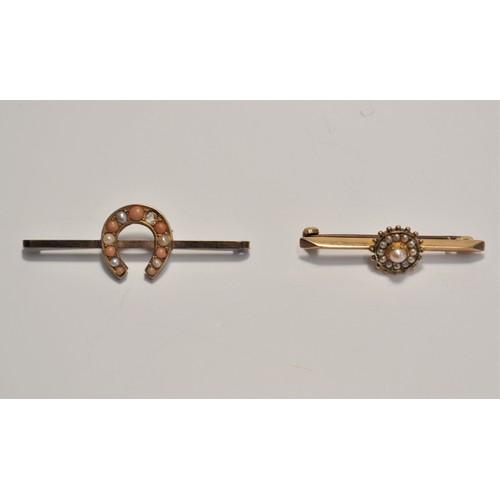 195 - x2 9ct gold sweetheart brooches consisting of seed pearls, one in a horse shoe design. approx combin... 