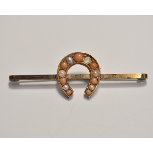 195 - x2 9ct gold sweetheart brooches consisting of seed pearls, one in a horse shoe design. approx combin... 