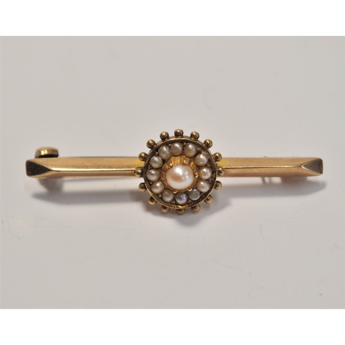 195 - x2 9ct gold sweetheart brooches consisting of seed pearls, one in a horse shoe design. approx combin... 