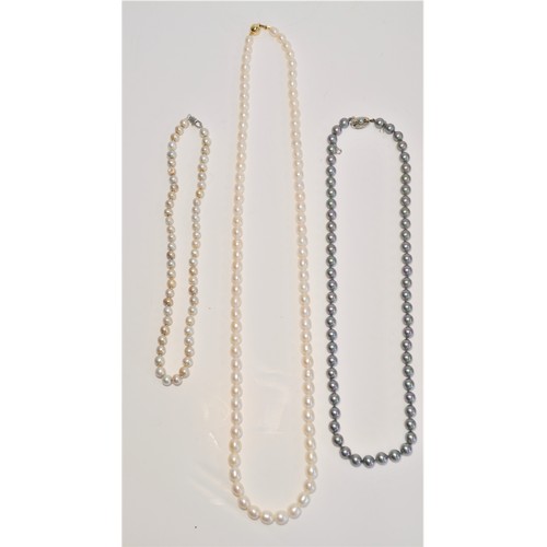 204 - Pearl and synthetic pearl necklaces (x5) together with a silver pendant stamped 925