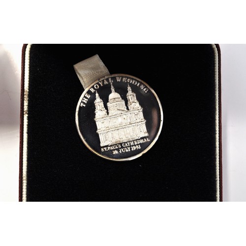 69 - Commemorative silver medallions- limited edition gold on sterling silver. Commemorating HM Queen Eli... 