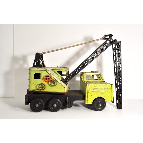 72 - A Marx Toys Lumar Contractors six wheel tin plate crane