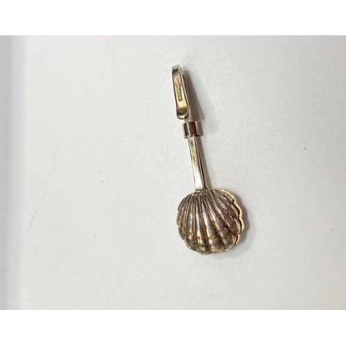 166 - A silver napkin holder with shell shaped clasp, hallmarked London, maker CCP stamped 925