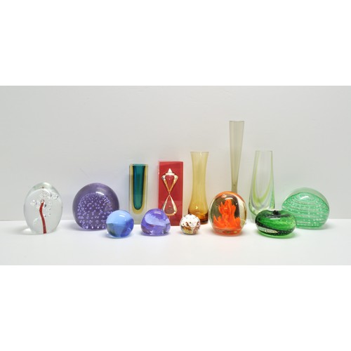 372 - An assortment of various coloured glassware items to also include paperweights, vases etc, x13 items... 