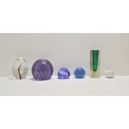 372 - An assortment of various coloured glassware items to also include paperweights, vases etc, x13 items... 