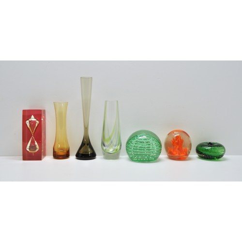 372 - An assortment of various coloured glassware items to also include paperweights, vases etc, x13 items... 