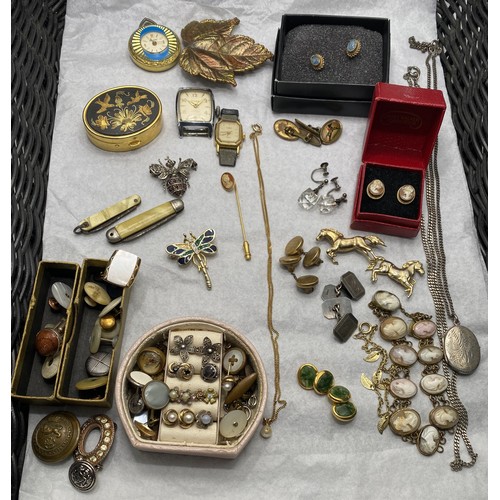 390 - A large mixed collection of costume jewellery, to include cufflinks, necklaces, bracelet,earrings 2 ... 