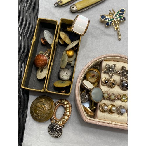 390 - A large mixed collection of costume jewellery, to include cufflinks, necklaces, bracelet,earrings 2 ... 