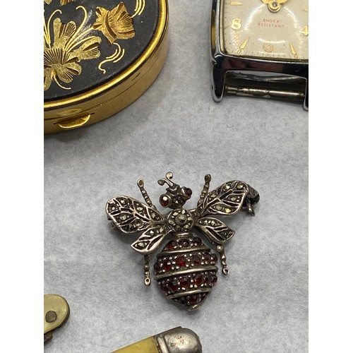 390 - A large mixed collection of costume jewellery, to include cufflinks, necklaces, bracelet,earrings 2 ... 