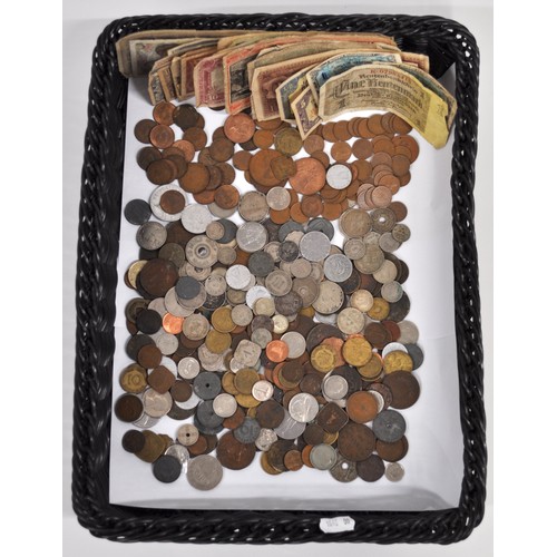 211 - Quantity of mixed coinage - UK and currency from around the world to include some bank notes varying... 