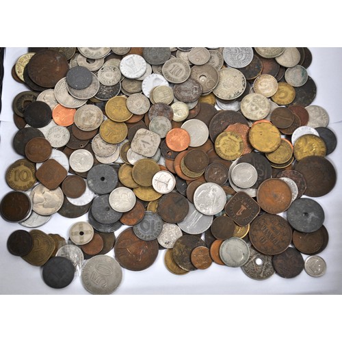 211 - Quantity of mixed coinage - UK and currency from around the world to include some bank notes varying... 