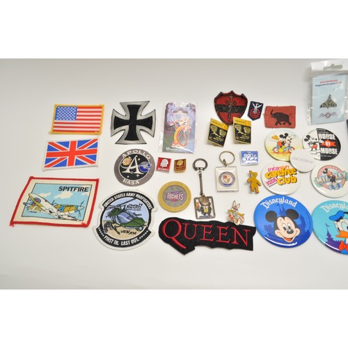 10 - An assortment of pin badges and keyrings to include Mickey Mouse, Hard Rock Cafe, Public Enemy, The ... 