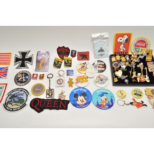 10 - An assortment of pin badges and keyrings to include Mickey Mouse, Hard Rock Cafe, Public Enemy, The ... 