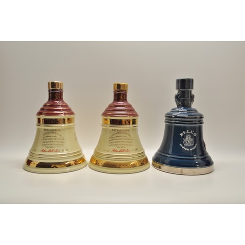 95 - A Bell's 1980's  75cl ceramic decanter of 20 year Royal Reserve,  together with x2 70cl Bell's Extra... 