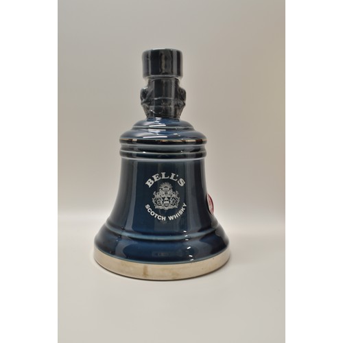 95 - A Bell's 1980's  75cl ceramic decanter of 20 year Royal Reserve,  together with x2 70cl Bell's Extra... 