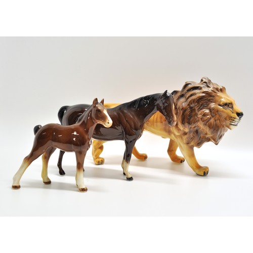 139 - A Beswick lion together with various other Beswick and Doulton horses, ponies and fouls, x6 items in... 