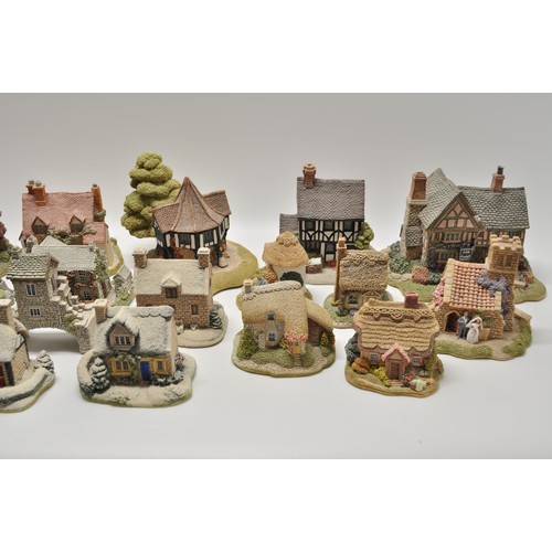 157 - A collection of x21 Lilliput Lane cottages to include Junk and Disorderly