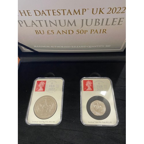 67 - Group of boxed coins to include 2014 UK £1 coin, £5 and 50p Platinum Jubilee pair coin set, Sir Walt... 