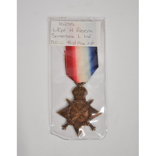 137 - WWI bronze death plaque and service medal attributed to Hector Bloom. 10255 L/Cpl H Bloom Somerset L... 