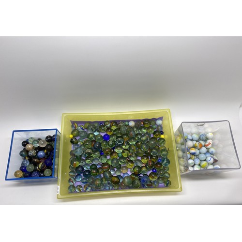 166 - A large quantity of mixed marbles in various sizes, some vintage, in played with condition