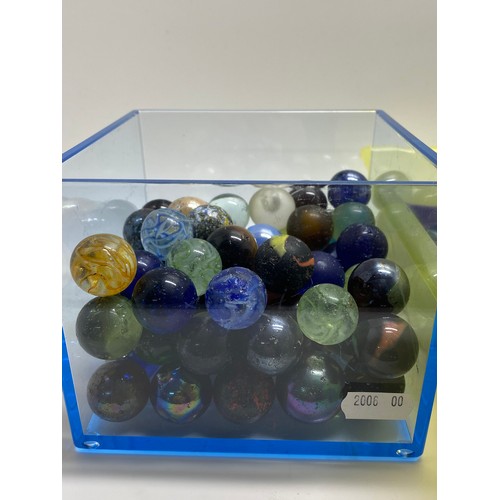 166 - A large quantity of mixed marbles in various sizes, some vintage, in played with condition