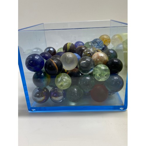 166 - A large quantity of mixed marbles in various sizes, some vintage, in played with condition